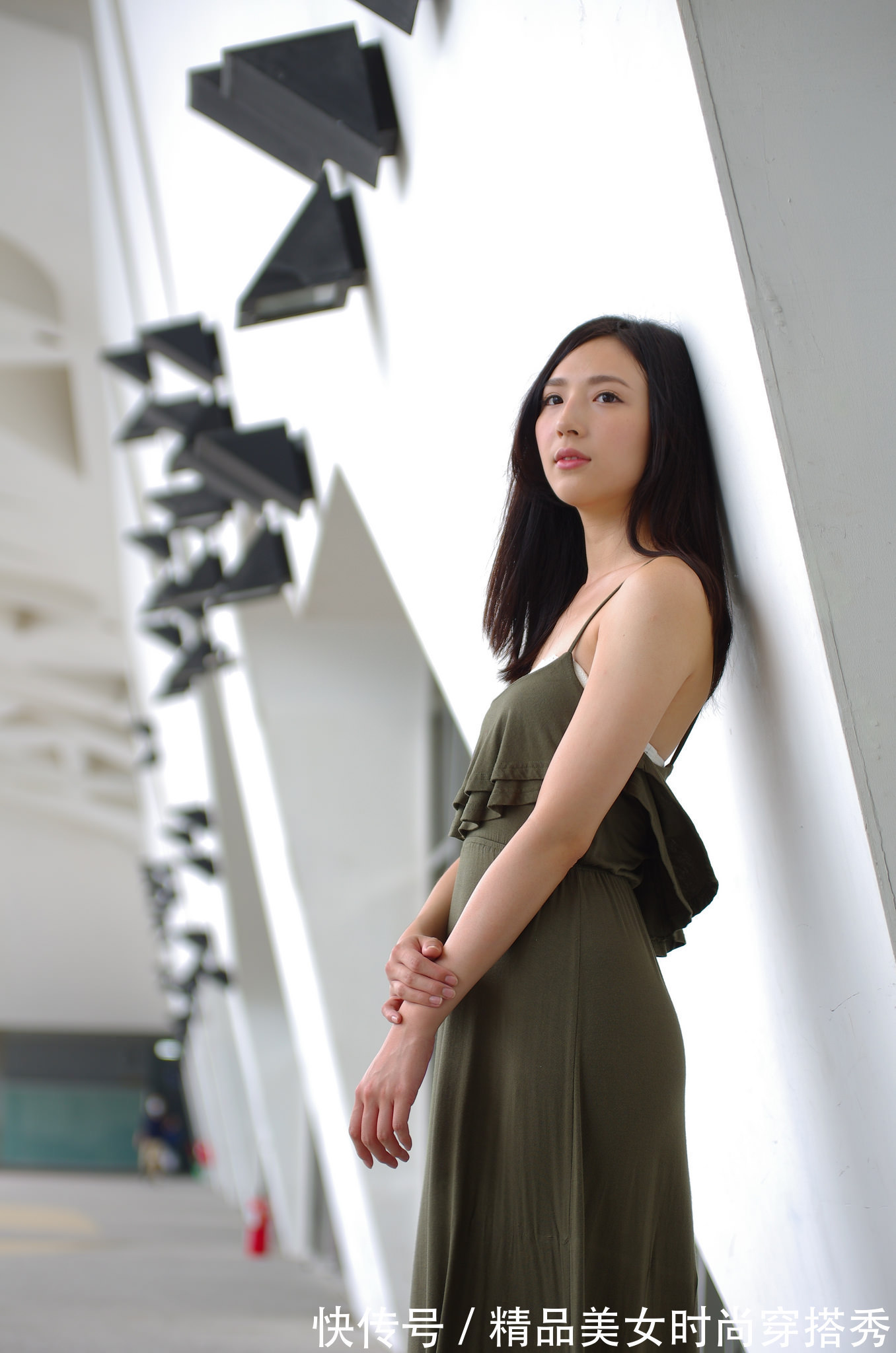 女生们|简单而不失风度的吊带连衣裙,很值得不会穿搭的女生们收藏起来