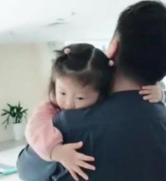 拼搏|父女俩1个月没见,妈妈带女儿接爸爸下班,父女俩的反应太暖心!
