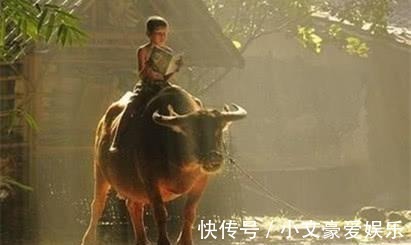 对子!郎中出上联:三尺天蓝缎!放牛娃张口对出下联,郎中听后拍手叫绝