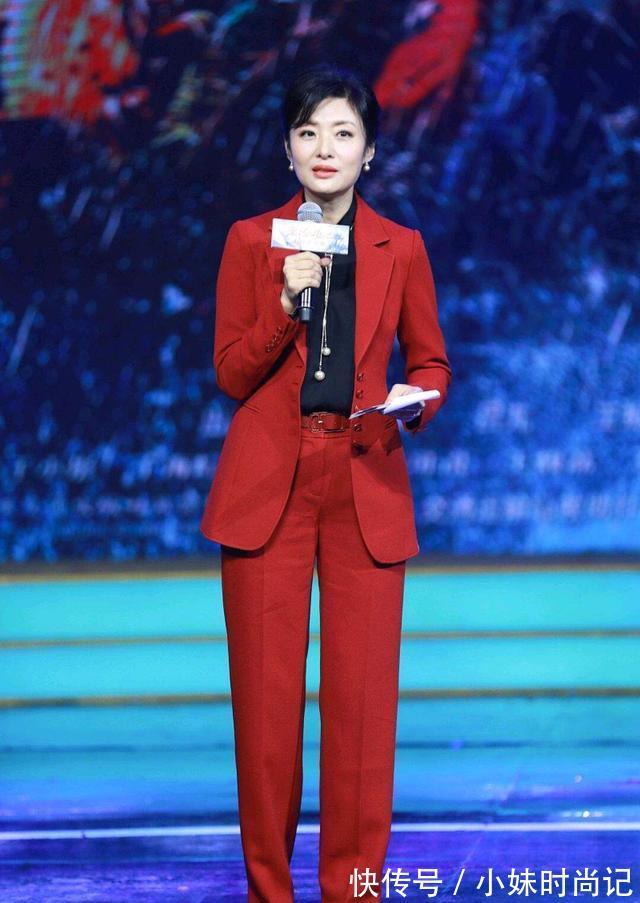 黑衬衫|52岁周涛状态太能打,白衬衫配黑纱裙优雅甜美,比年轻女孩还迷人