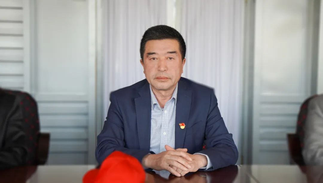 吴炳岩以普通党员身份参加所在党支部主题