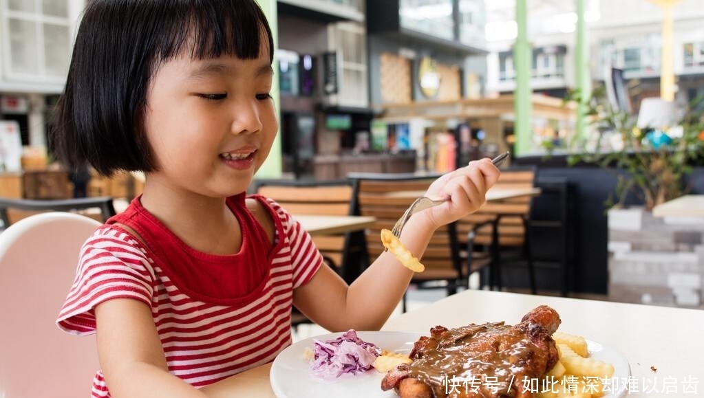 积食的现象|冬季这些食物少喂孩子，易积食还影响发育，鸡蛋、蔬菜汁都在其中