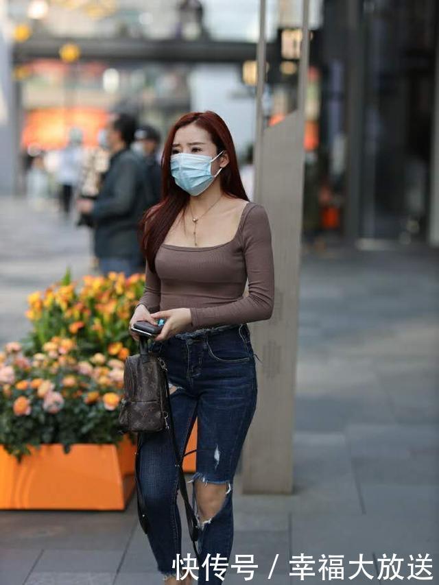 秋季,破洞牛仔裤,依旧实力担当,穿出了美的身姿,婀娜又美丽