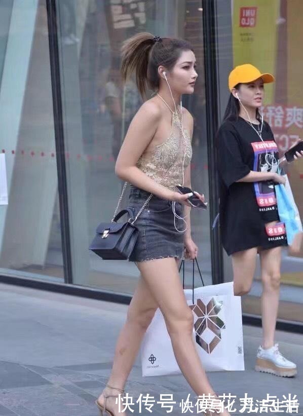 吊带背心|吊带背心搭配牛仔裙，尽显美丽蝴蝶骨，只是妆容有点奇葩
