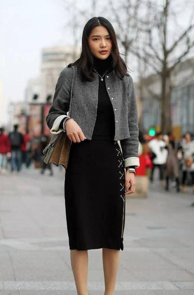 连衣裙|街拍美女:小姐姐身上穿的黑色的连衣裙,精致小巧,亮眼出街