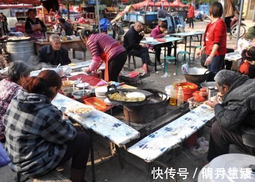 酿豆腐|农村人过年必买的集市小吃，样样都很经典，看着就让人流口水！