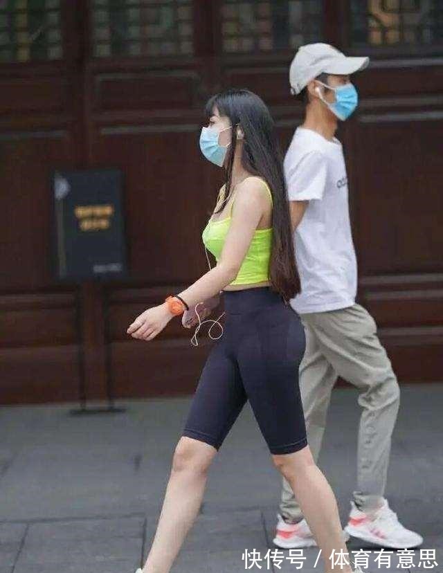 百搭 打底裤最经典百搭,造型简约利落又显瘦,笑容甜美!