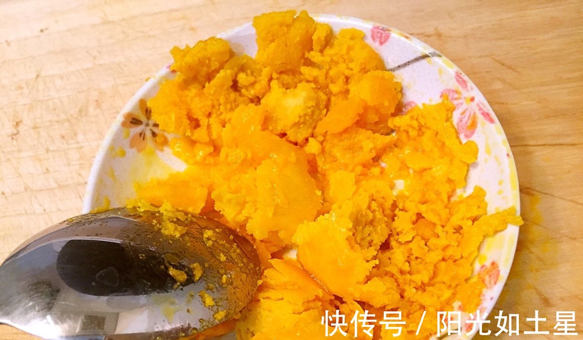 必学的甜品菜系蛋黄焗南瓜，口味咸香，内里清甜，入口绵密！
