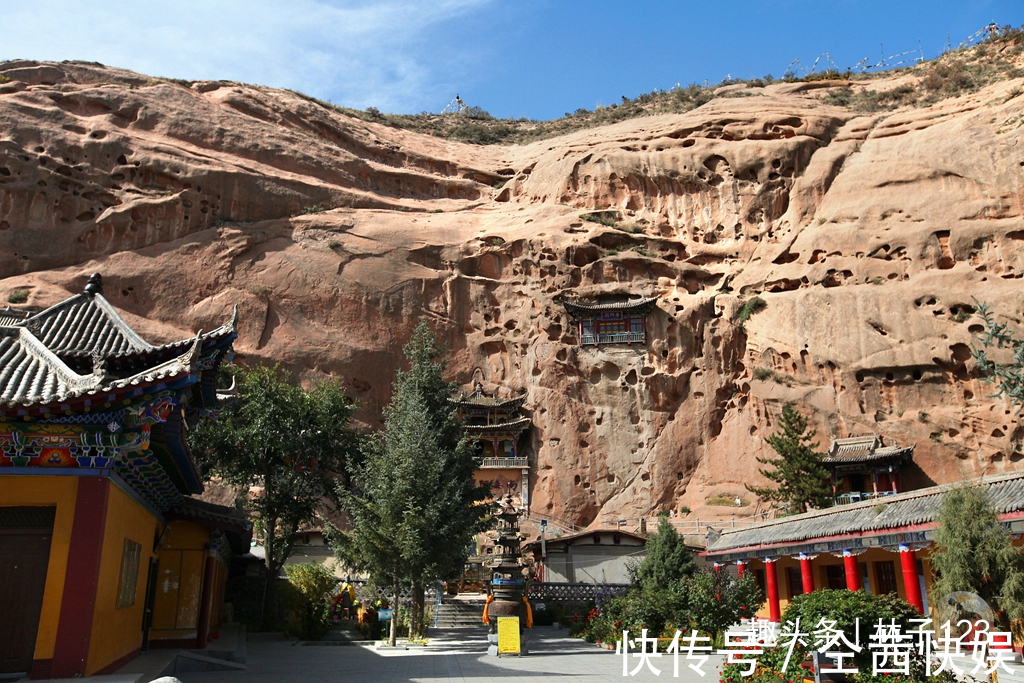 马蹄寺|拥有1600年历史的马蹄寺石窟群，爬过狭窄通道能上到最顶层石窟