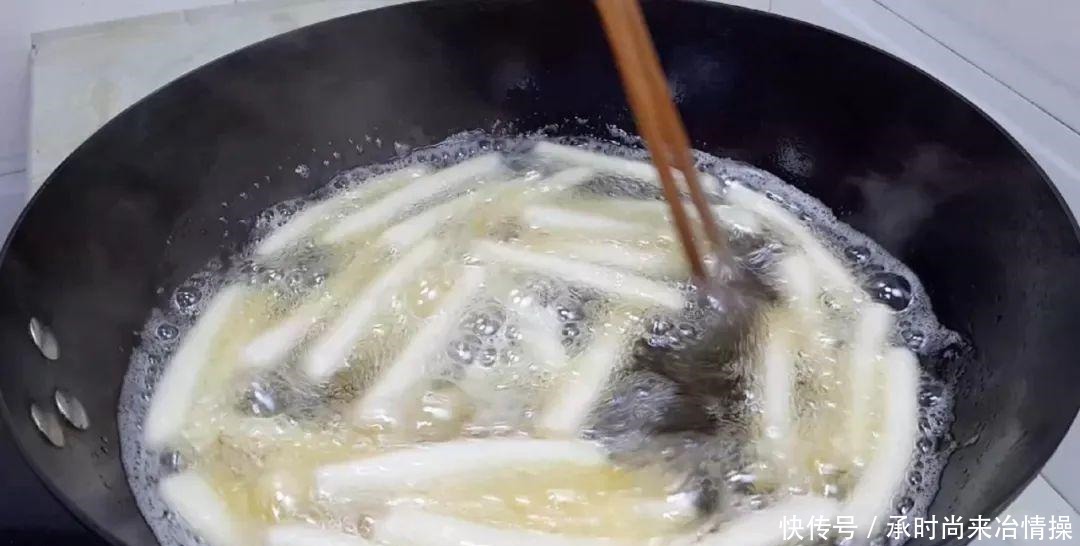  小油条|糯米粉这样做才好吃，开水一烫，个个焦脆又香酥，比麻花油条好吃