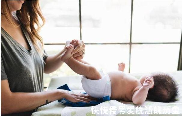 新生儿|新生儿拉完臭臭后,用水洗好还是纸巾擦?正确的方式是这个