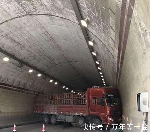 |搞笑段子:广场舞大妈为了不让男生打篮球,用了这招