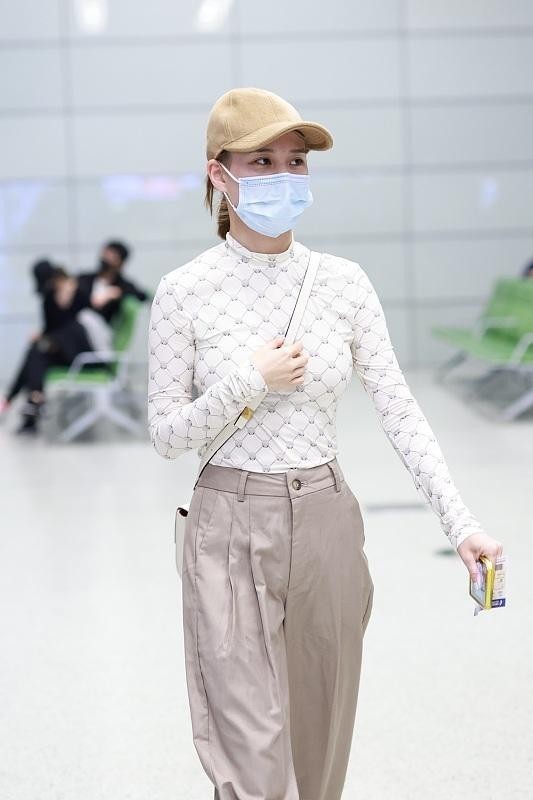 白色上衣 白色的上衣太适合冬天穿,不仅高级还有气场,富二代何超莲也在穿