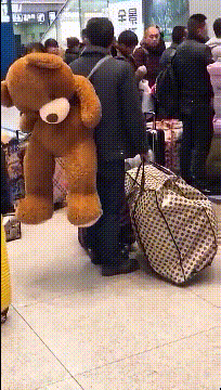 |搞笑GIF趣图:一个父亲的承诺,不管怎样都要给孩子带回家