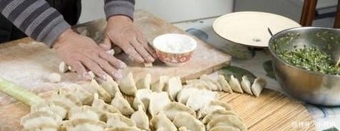 简单|手工的饺子不要立刻放冰箱,教你一简单绝招,放多久都不坏不粘连
