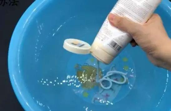 用清水拖地等于没拖,从家政公司那偷学一招,拖地又快又干净!