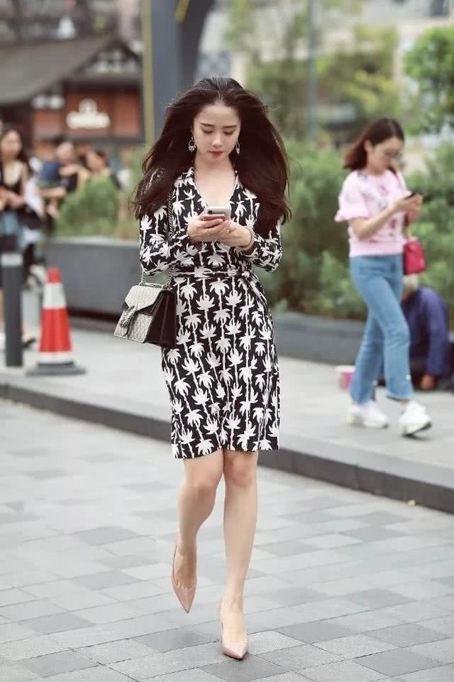 街拍:绿色连衣裙穿出了美女的好身材,秀美长发,很吸睛