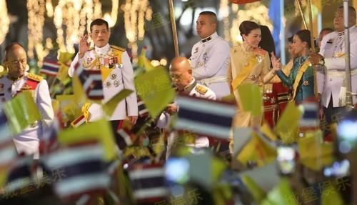 王室成员!泰国贵妃跪滚烫的水泥地,身体蜷缩成一团真虔诚,看着都烫手啊!