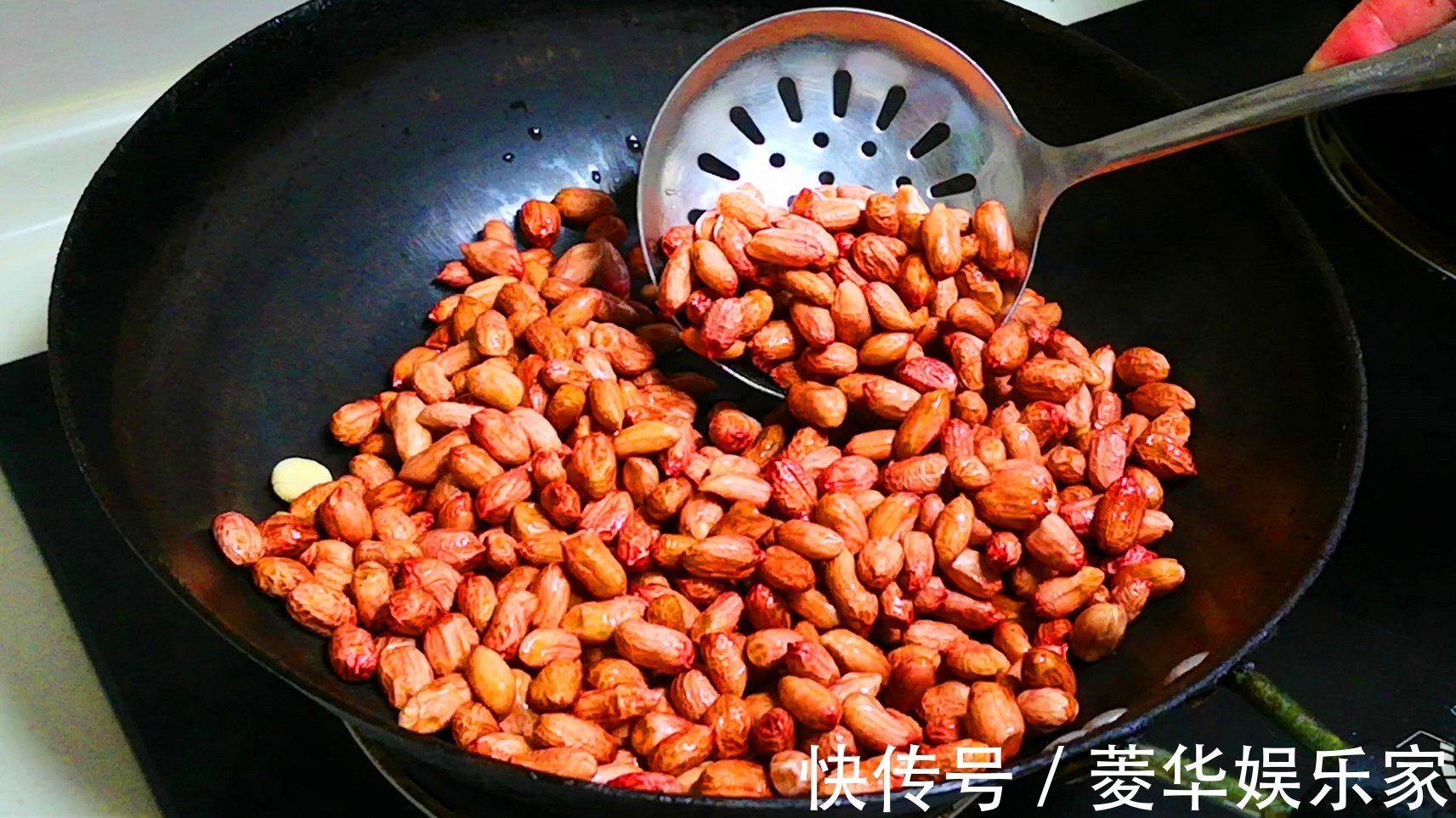 炒花生米时，最忌上锅就炒，很多人做错，难怪花生米不脆也不香
