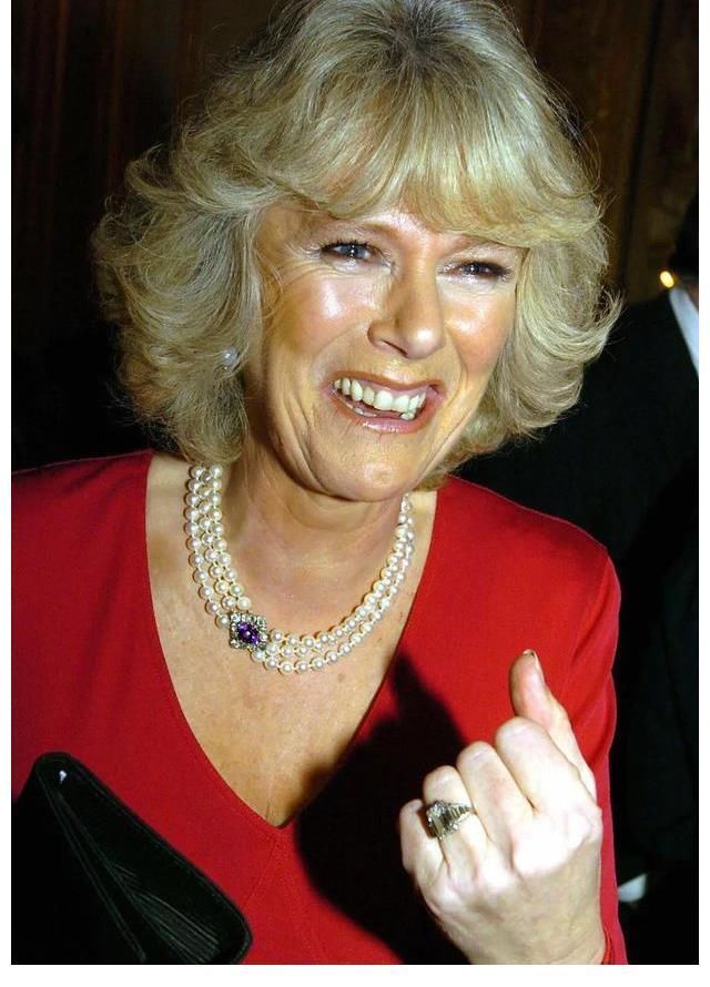 钻石#曾被骂地表最强卡三,如今一身珠光宝气,她赢得了爱情和珠宝