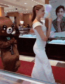 |GIF搞笑段子:妹子,你身后有个狗熊跟着你,是你的雇佣保镖吗?