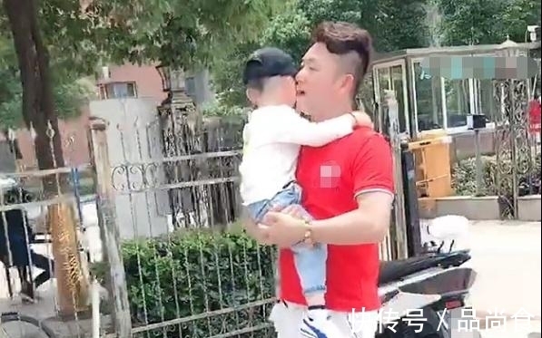 孙子|超时髦姥爷带孙子遛弯火了,网友:不让姥姥省心的姥爷