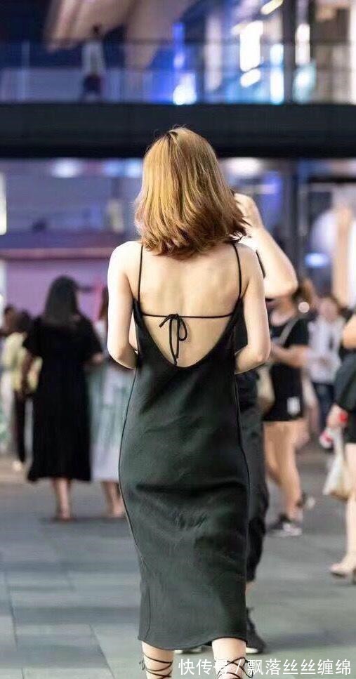 穿搭 美女一身黑色吊带连衣裙简约大气,搭配透明凉鞋,时尚靓丽显气质!