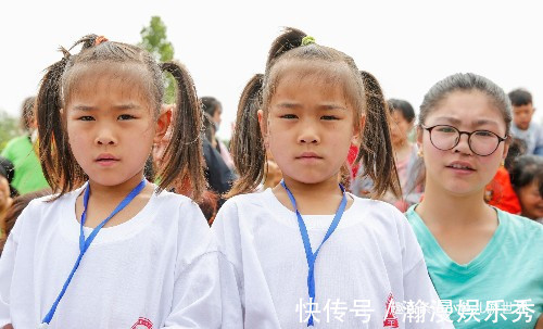 生双胞胎|30多对双胞胎相聚农村景区,还有一四胞胎,看看他们长得像么