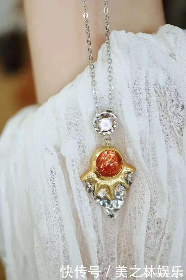 秋冬一款胸针胜过10件大牌珠宝,get胸针的佩戴方式!