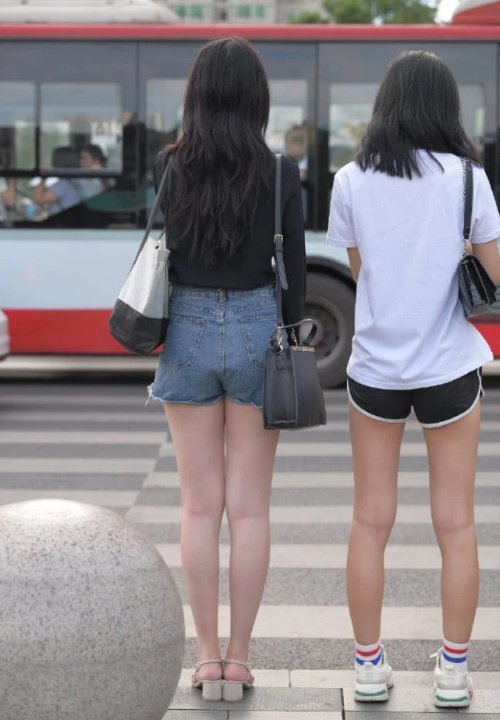 时尚|街拍美女：雪纺配牛仔，不仅不失个性，还能彰显出简约大方的气息