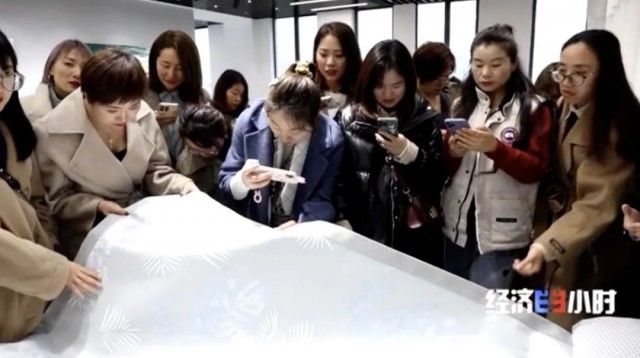 100元能买啥？2件衣服、4个包、1条裤子1双鞋...咋做到的？