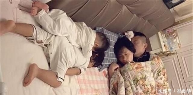 睡觉时|一家四口“睡觉照”走红,网友调侃父母是真爱,孩子是意外