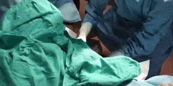 宫口|顺产到底有多疼，给你们看完这18图片，就能真正理解女人不容易