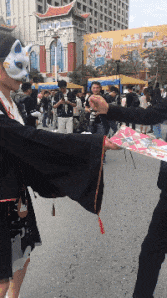 |搞笑GIF从来没有见过如此较真的一个大哥，非要弄得一样宽吗？