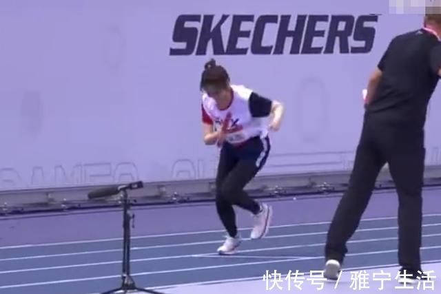 何洛洛|王藝瑾為接力跑失誤道歉,何洛洛趕來救場,路人卻都看不下去了