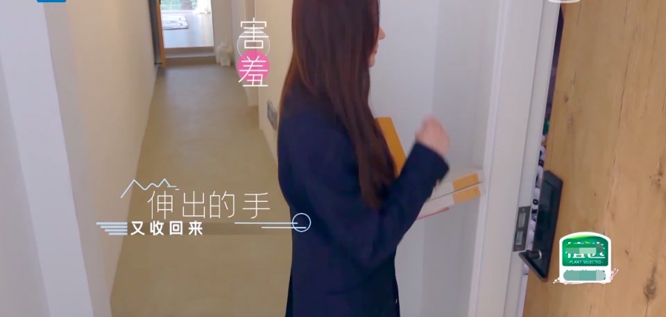 張天愛的“迷惑”行為！送男嘉賓搓澡巾，騎車掉鏈子把自己摔水坑