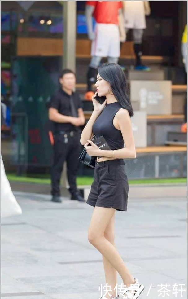 妩媚|街拍:清秀小姐姐穿背心搭紧身裤,妩媚的撩着自己的秀发,很迷人