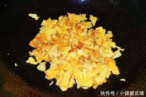 鸡蛋别只会炒番茄,加它一起炒,味道鲜得没话说,吃一次就忘不掉