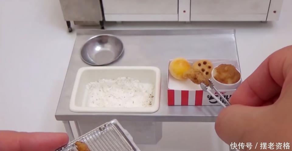 手指|世界最小的肯德基店,一份炸鸡比手指还小,还得趴在地上取餐