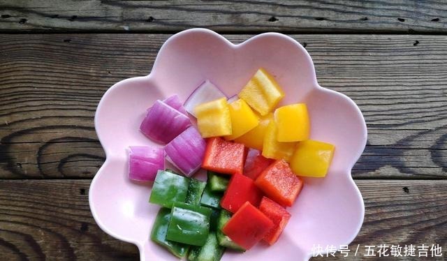 自己在家用烤箱做烤串的方法彩椒牛肉串，好看更好吃