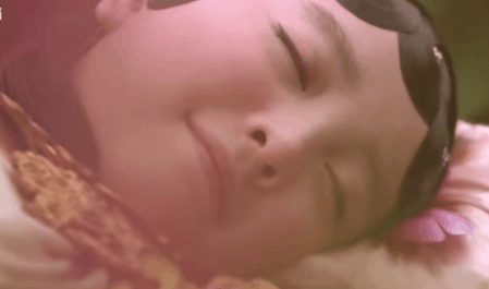 湘云醉卧|6版《红楼梦》“湘云醉卧”,看看谁是人面桃花,谁像醉鬼睡大街
