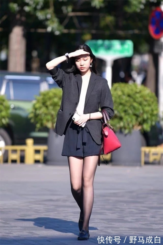 街拍|街拍:气质靓丽的时尚美女,黑色的短装搭配打造十足的休闲范