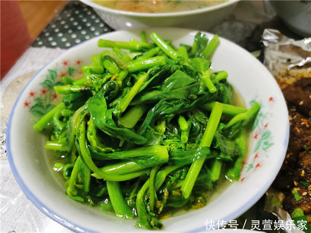 放假家里来客人,媳妇特意做一桌家乡菜招待,上桌后停不下筷子!