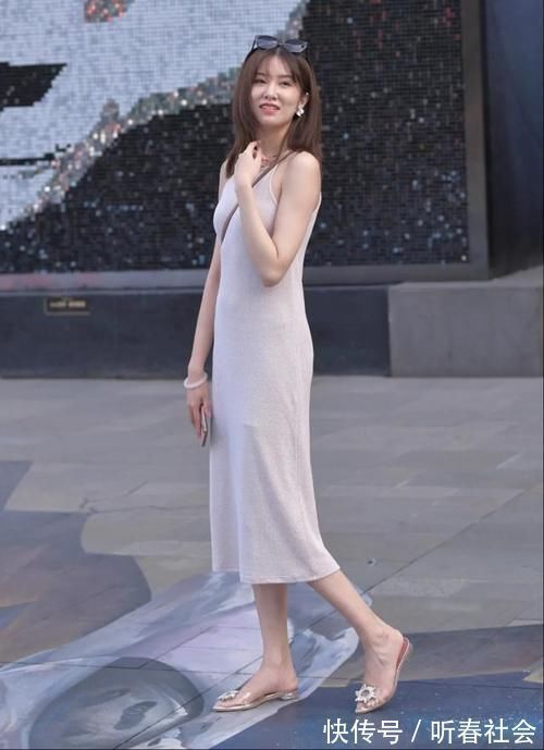 双肩 白色挂脖款连衣裙,搭配时尚又有个性的拖鞋,穿出甜美素净的风格