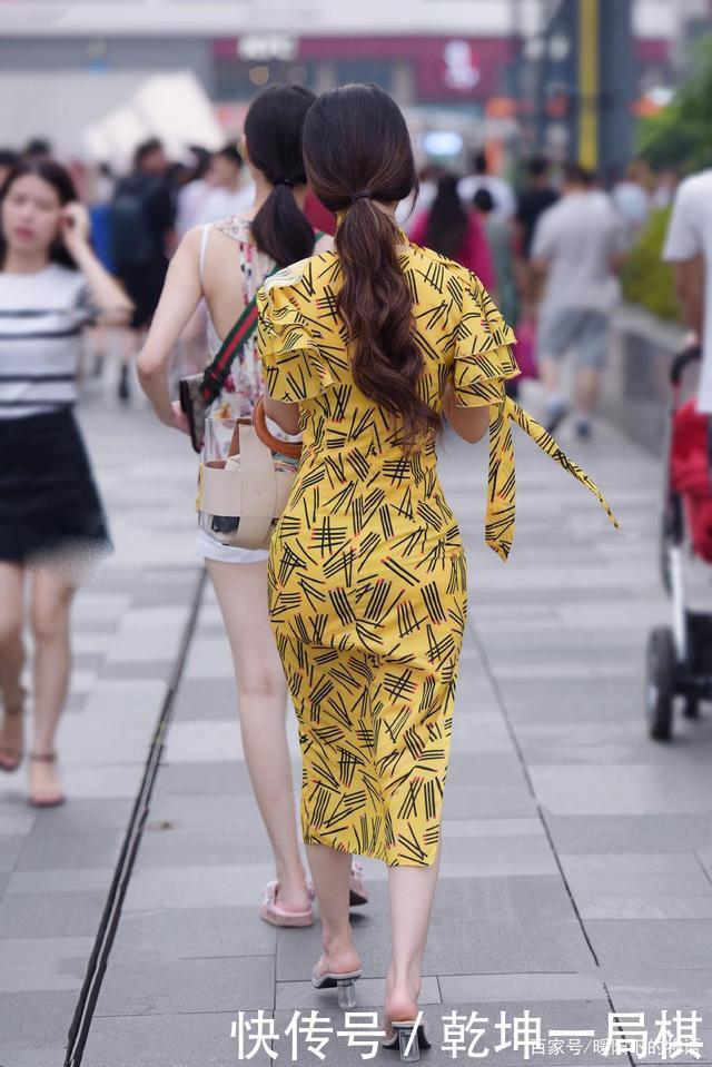 出行|把裤装收一收,出行选择时尚裙装,让造型优雅一整天