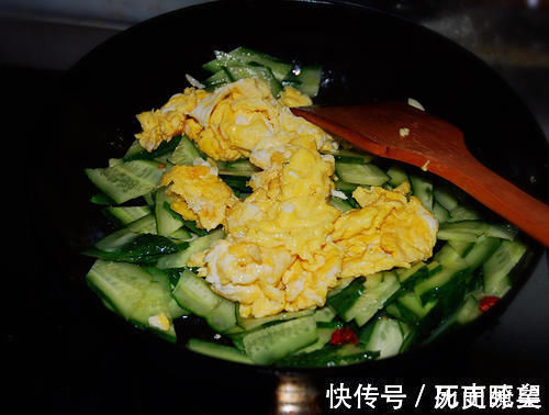 鸡蛋液|鸡蛋和它一起炒,头发乌黑,口臭没了,睡眠也好了,不懂就亏了!