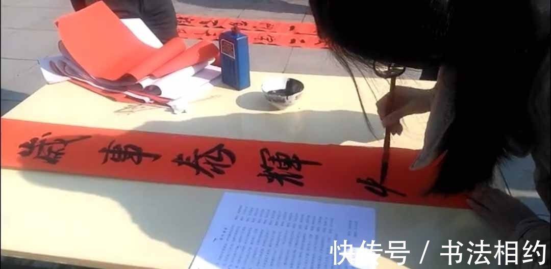研究生#年味甚浓!书法女研究生街头写春联,遒劲有力,笔笔是功夫!