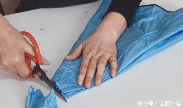 变废为宝|雨伞坏了也别扔,把伞布拆下来剪一刀,放在家里老人小孩都能用