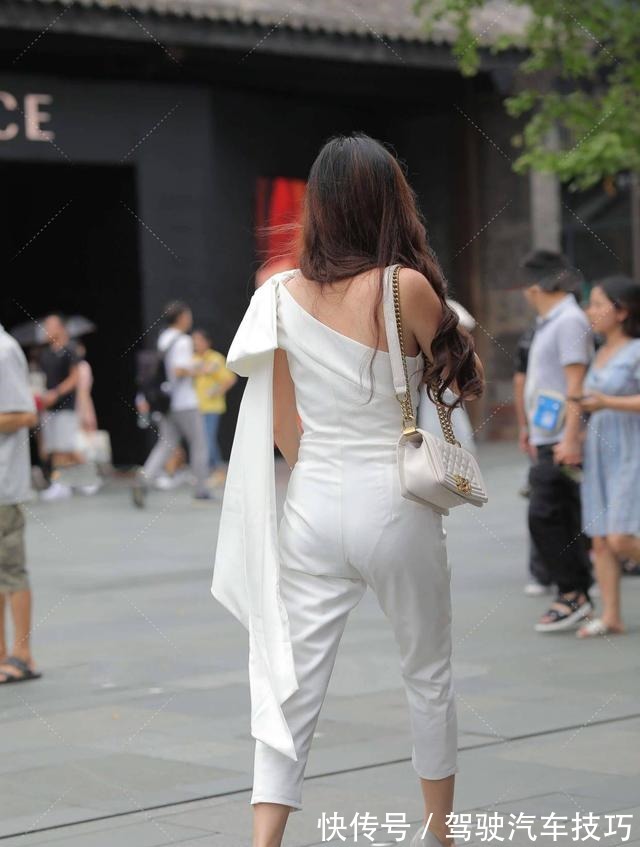 高跟鞋 白色连体衣时尚又个性,搭配高跟鞋高级十足,气场很强大!