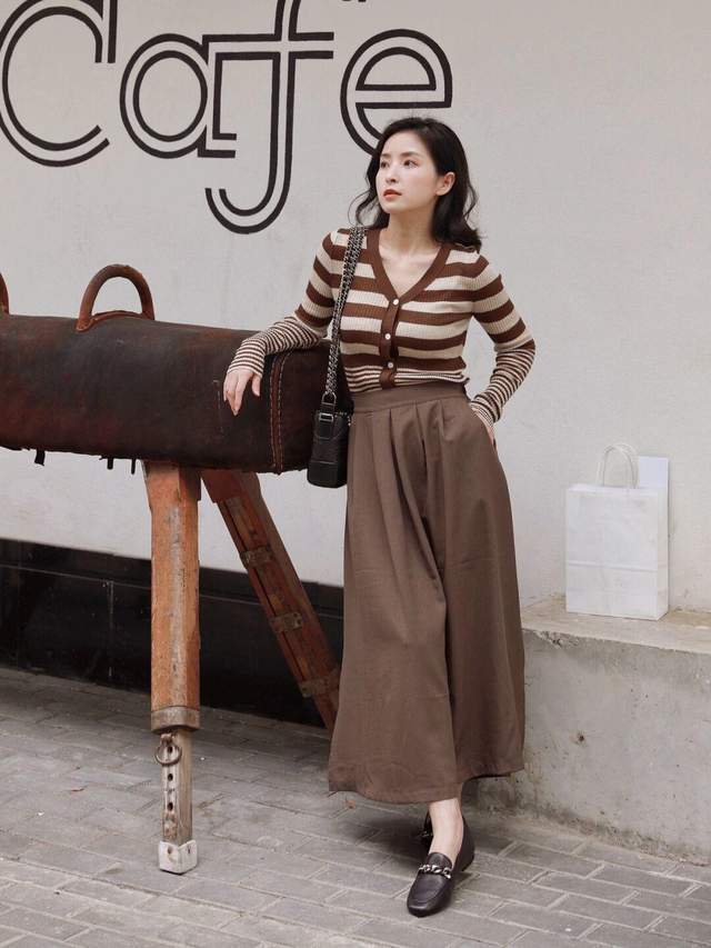 穿搭|秋季保暖怎么穿?不如试一试针织衫+牛仔裤,复古时髦又舒适